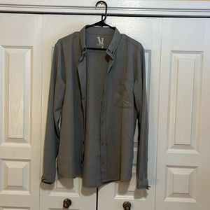 Men’s Vuori athletic oxford button up shirt. NWOT